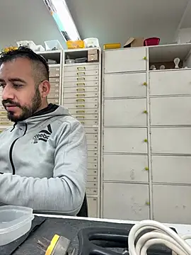 Snapshot of leonardohot1987 chatting on March 7, 3:28 pm leonardohot1987 online show from March 7, 3:28 pm