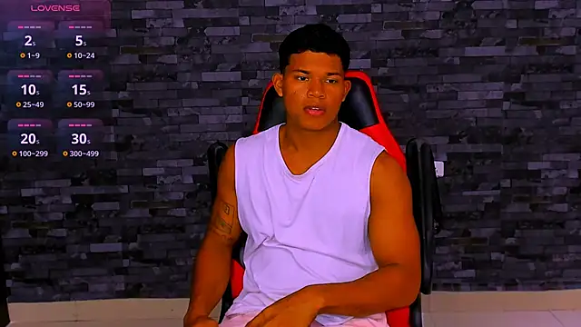 Snapshot of maxsteel177 chatting on December 4, 1:53 pm maxsteel177 online show from December 4, 1:53 pm