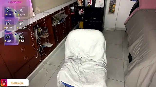 Snapshot of B0nnie_H0ney chatting on February 13, 12:02 am B0nnie H0ney online show from February 13, 12:02 am