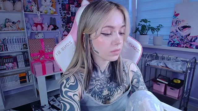 Snapshot of Catharsisi chatting on November 7, 1:22 pm Catharsisi online show from November 7, 1:22 pm