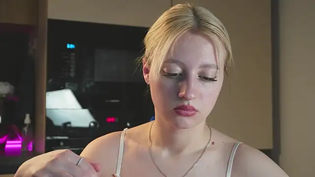 milasmiu online show from March 15, 5:04 pm