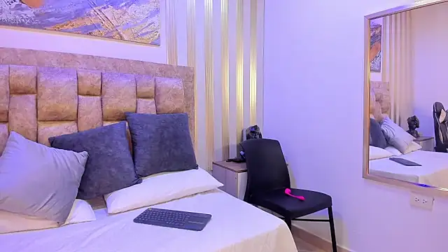 avis lara online show from September 24, 7:06 pm