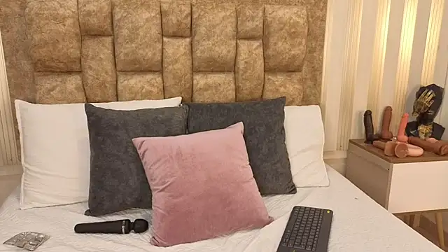 avis lara online show from December 3, 6:39 pm