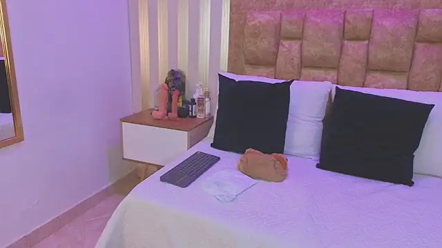 avis lara online show from March 4, 7:20 pm