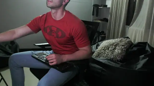 Snapshot of hairyncuteass chatting on January 18, 11:22 pm hairyncuteass online show from January 18, 11:22 pm
