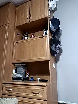 larzik94 online show from April 1, 1:41 pm