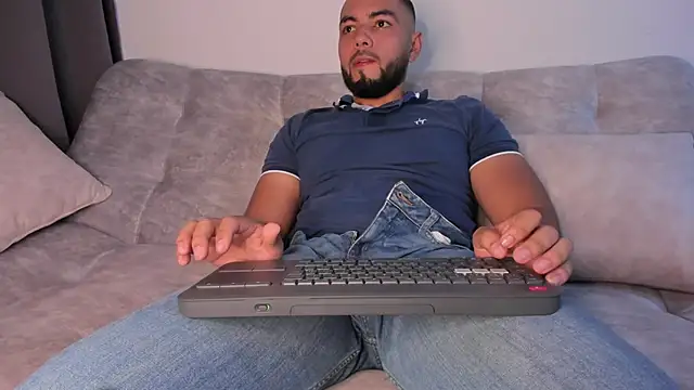 arturguy00 online show from February 8, 11:34 pm