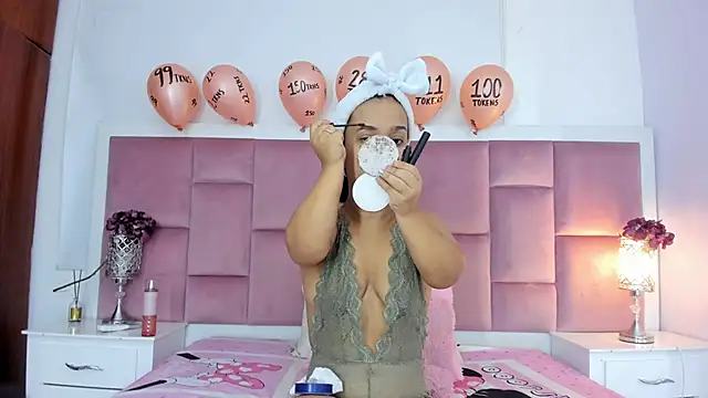 Snapshot of AnieRey chatting on January 28, 12:00 pm AnieRey online show from January 28, 12:00 pm