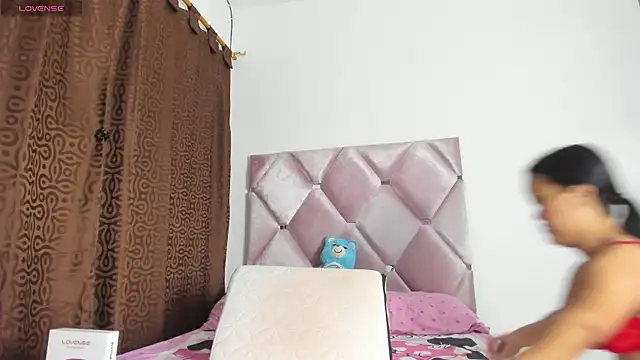 Snapshot of AnieRey chatting on October 11, 12:10 am AnieRey online show from October 11, 12:10 am