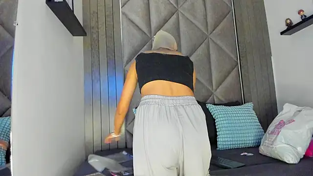 Snapshot of SabrinaSpell_ chatting on September 13, 11:43 am SabrinaSpell online show from September 13, 11:43 am