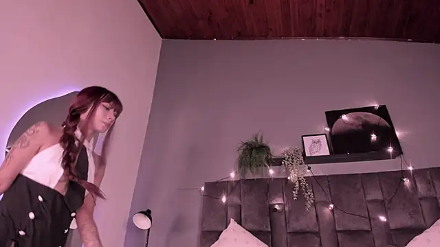 Snapshot of SabrinaSpell_ chatting on November 8, 11:43 am SabrinaSpell online show from November 8, 11:43 am