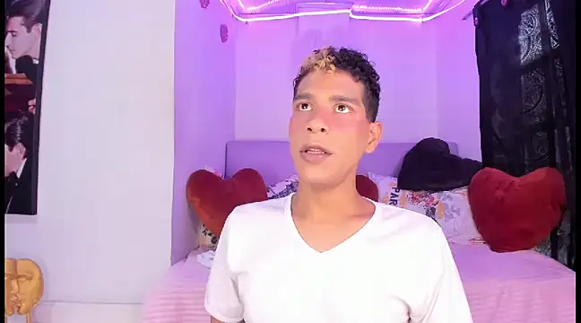 Snapshot of Ethan_Boyy chatting on February 11, 7:05 pm Ethan Boyy online show from February 11, 7:05 pm