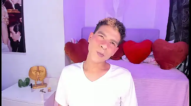 Snapshot of Ethan_Boyy chatting on February 15, 6:23 pm Ethan Boyy online show from February 15, 6:23 pm