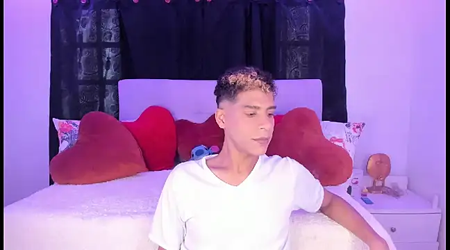 Snapshot of Ethan_Boyy chatting on February 22, 8:53 pm Ethan Boyy online show from February 22, 8:53 pm