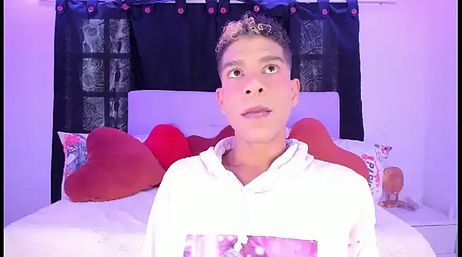 Snapshot of Ethan_Boyy chatting on February 23, 6:34 pm Ethan Boyy online show from February 23, 6:34 pm