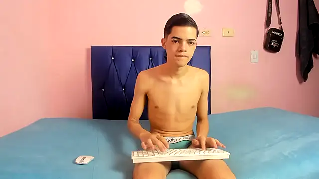 Snapshot of Latinos_2001 chatting on January 6, 1:15 pm Latinos 2001 online show from January 6, 1:15 pm