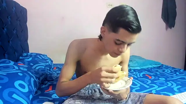 Snapshot of Latinos_2001 chatting on February 2, 3:22 pm Latinos 2001 online show from February 2, 3:22 pm