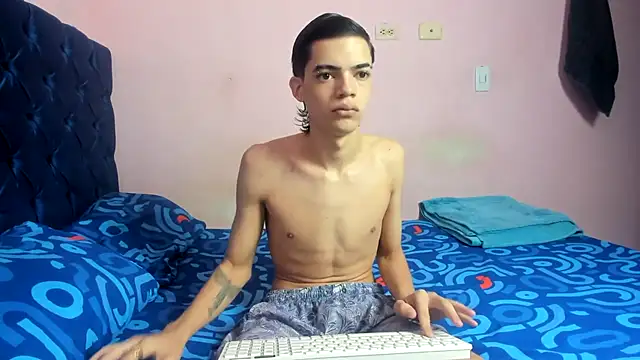 Snapshot of Latinos_2001 chatting on February 9, 2:54 pm Latinos 2001 online show from February 9, 2:54 pm