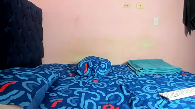 Snapshot of Latinos_2001 chatting on February 19, 4:36 pm Latinos 2001 online show from February 19, 4:36 pm