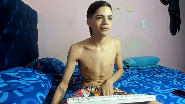 Snapshot of Latinos_2001 chatting on March 5, 11:50 am Latinos 2001 online show from March 5, 11:50 am