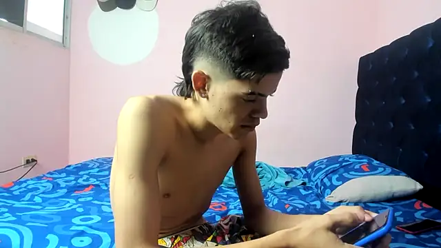 Snapshot of Latinos_2001 chatting on March 12, 12:33 pm Latinos 2001 online show from March 12, 12:33 pm