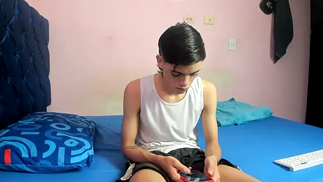 Snapshot of Latinos_2001 chatting on March 15, 4:46 pm Latinos 2001 online show from March 15, 4:46 pm