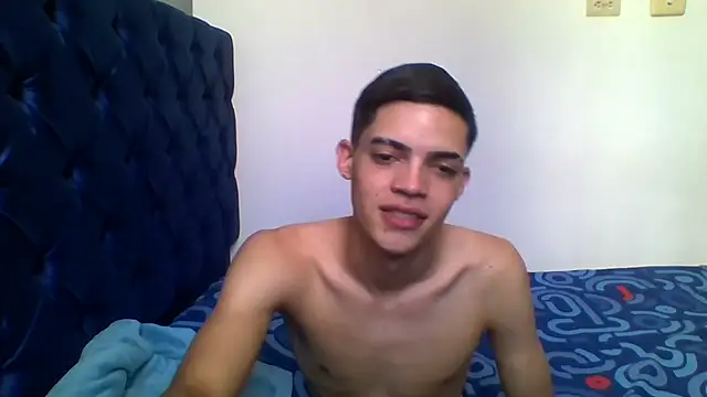 Snapshot of Latinos_2001 chatting on May 5, 6:38 pm Latinos 2001 online show from May 5, 6:38 pm