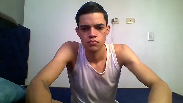 Snapshot of Latinos_2001 chatting on July 6, 2:14 pm Latinos 2001 online show from July 6, 2:14 pm