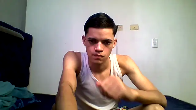 Snapshot of Latinos_2001 chatting on July 24, 1:31 pm Latinos 2001 online show from July 24, 1:31 pm