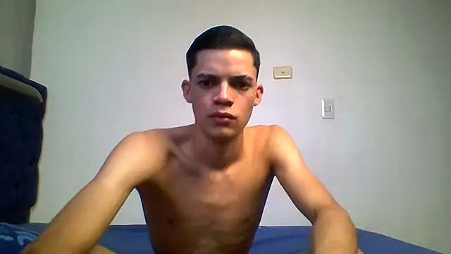 Snapshot of Latinos_2001 chatting on August 1, 10:19 pm Latinos 2001 online show from August 1, 10:19 pm