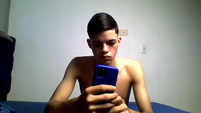 Snapshot of Latinos_2001 chatting on August 2, 12:47 pm Latinos 2001 online show from August 2, 12:47 pm