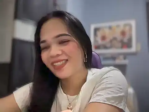 Snapshot of SophiaCourthaway chatting on April 12, 10:15 pm SophiaCourthaway online show from April 12, 10:15 pm