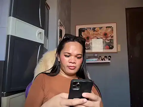 Snapshot of SophiaCourthaway chatting on May 15, 2:18 am SophiaCourthaway online show from May 15, 2:18 am