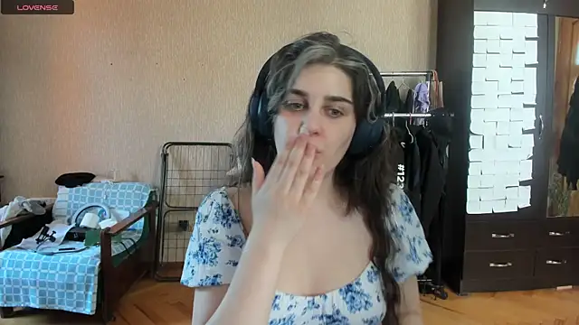 Snapshot of _Roselina_ chatting on June 25, 9:47 am Roselina online show from June 25, 9:47 am