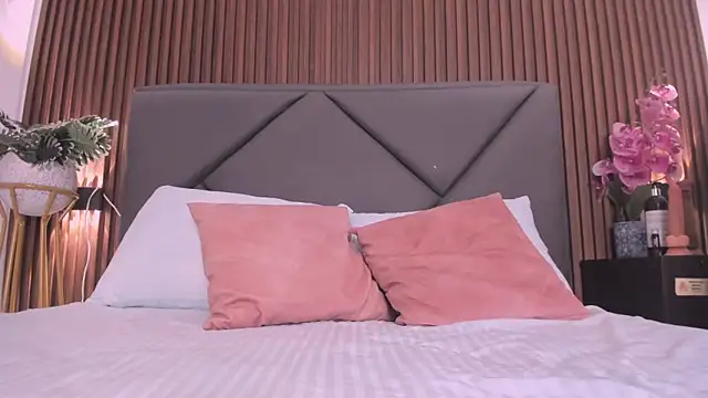 emmily taylor  online show from February 6, 10:53 pm