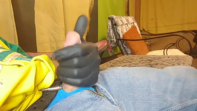 Snapshot of bwcbeat83 chatting on January 16, 2:26 am bwcbeat83 online show from January 16, 2:26 am