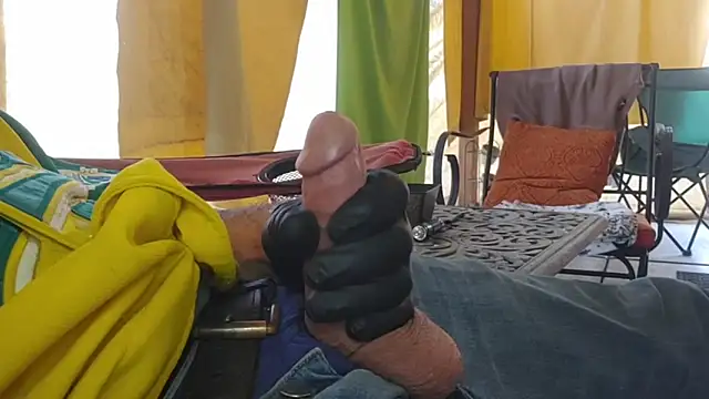 Snapshot of bwcbeat83 chatting on February 28, 10:44 pm bwcbeat83 online show from February 28, 10:44 pm