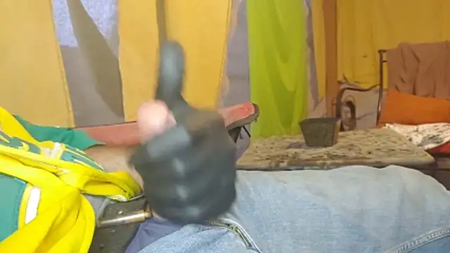 Snapshot of bwcbeat83 chatting on March 4, 1:33 am bwcbeat83 online show from March 4, 1:33 am