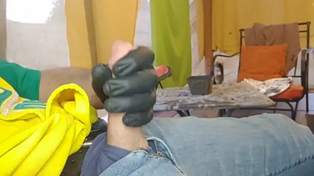 Snapshot of bwcbeat83 chatting on March 5, 1:23 am bwcbeat83 online show from March 5, 1:23 am