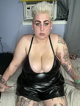 Snapshot of MistressMizfit chatting on February 4, 1:45 am MistressMizfit online show from February 4, 1:45 am