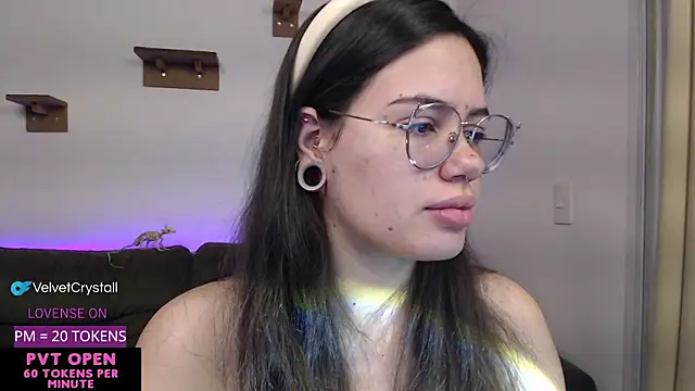 Snapshot of crystalll_room chatting on October 1, 5:57 am crystalll room online show from October 1, 5:57 am