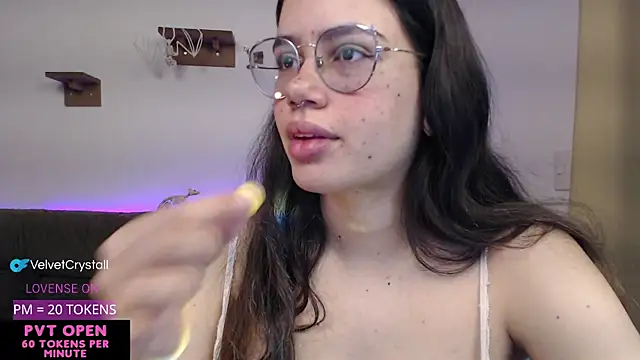 Snapshot of crystalll_room chatting on October 3, 5:59 am crystalll room online show from October 3, 5:59 am