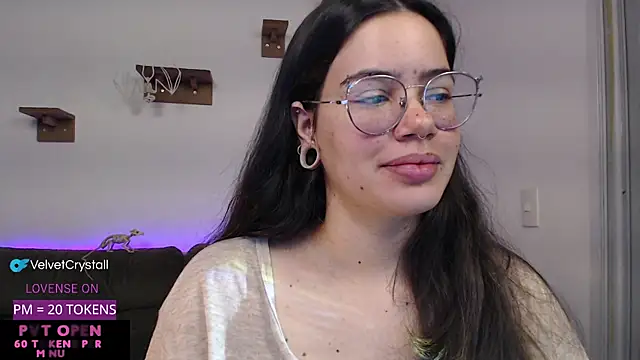 Snapshot of crystalll_room chatting on October 9, 4:10 am crystalll room online show from October 9, 4:10 am