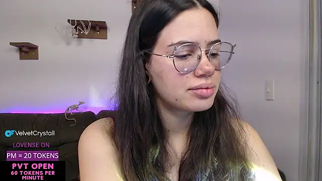 Snapshot of crystalll_room chatting on October 10, 6:56 am crystalll room online show from October 10, 6:56 am