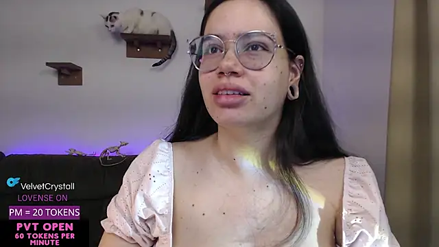 Snapshot of crystalll_room chatting on October 24, 4:20 am crystalll room online show from October 24, 4:20 am