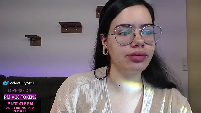 Snapshot of crystalll_room chatting on November 8, 4:12 am crystalll room online show from November 8, 4:12 am