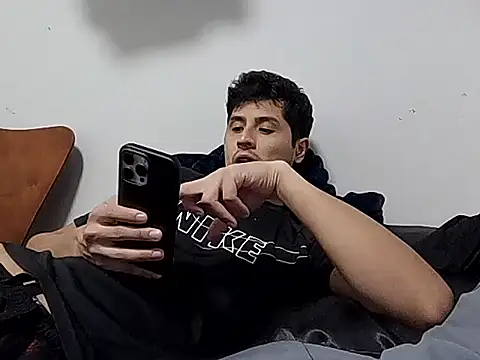 Snapshot of PerroDemonioHot chatting on December 22, 12:40 am PerroDemonioHot online show from December 22, 12:40 am