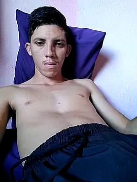 Snapshot of welitonzz28 chatting on April 24, 5:37 pm welitonzz28 online show from April 24, 5:37 pm