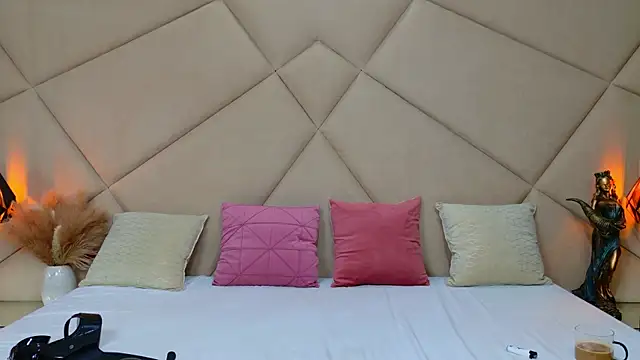 Snapshot of ChloeFrost chatting on October 22, 5:19 am ChloeFrost online show from October 22, 5:19 am