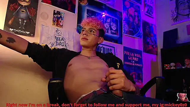 Snapshot of Mickey_Magic chatting on November 18, 2:43 pm Mickey Magic online show from November 18, 2:43 pm